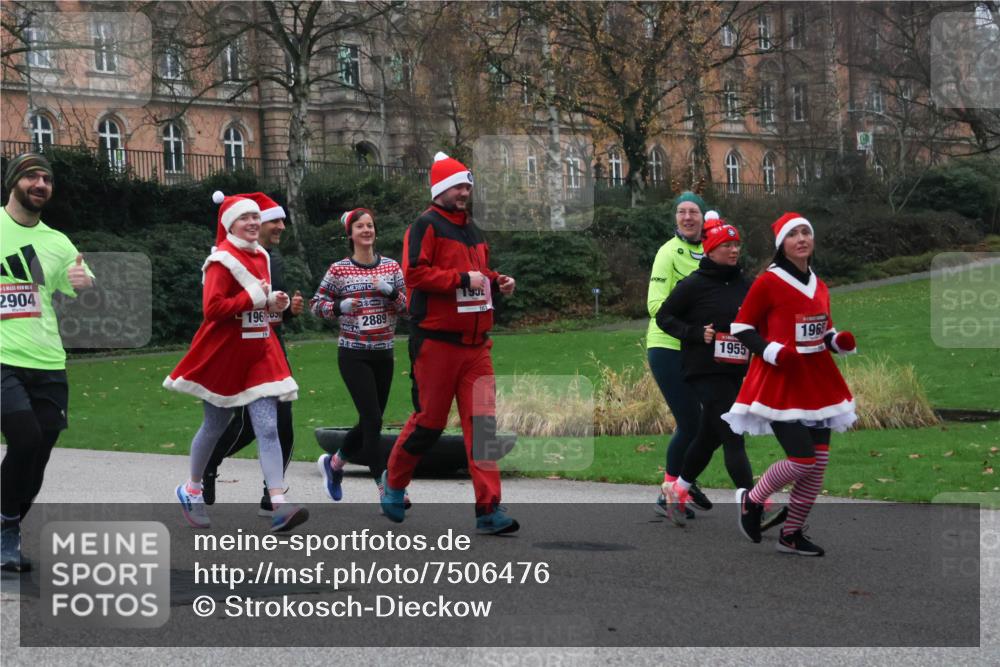08.12.2024 - St. Pauli X-Mass-Run No. 14 Strokosch-Dieckow http://msf.ph/oto/7506476 08.12.2024 09:42:49 Laufen 2904, 196, 2889, 1932, 1955, 1965 meine-sportfotos.de