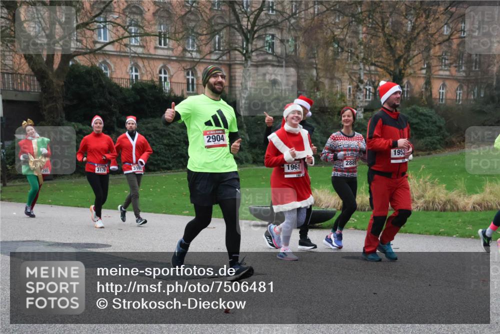 08.12.2024 - St. Pauli X-Mass-Run No. 14 Strokosch-Dieckow http://msf.ph/oto/7506481 08.12.2024 09:42:50 Laufen 2951, 3179, 3180, 2904, 1961, 1951, 2889, 1952 meine-sportfotos.de