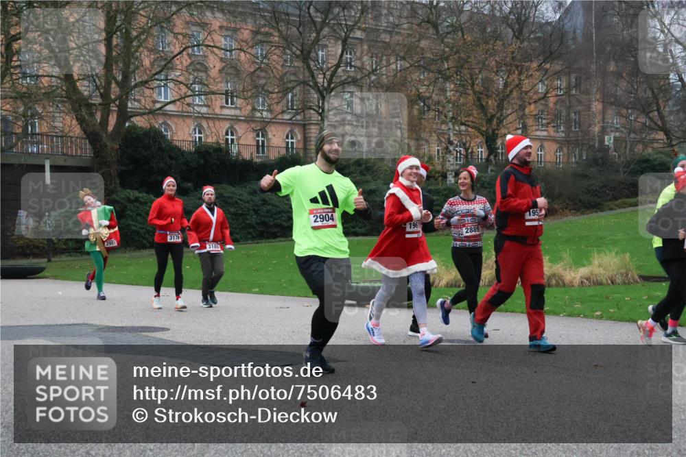 08.12.2024 - St. Pauli X-Mass-Run No. 14 Strokosch-Dieckow http://msf.ph/oto/7506483 08.12.2024 09:42:50 Laufen 2951, 3179, 3180, 2904, 195, 196, 2889 meine-sportfotos.de