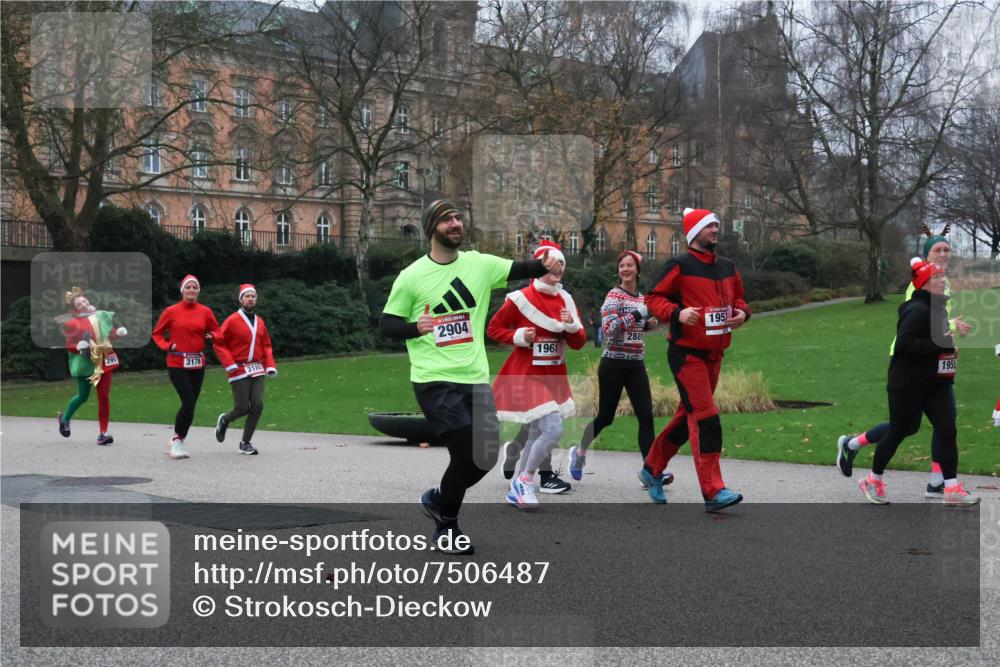 08.12.2024 - St. Pauli X-Mass-Run No. 14 Strokosch-Dieckow http://msf.ph/oto/7506487 08.12.2024 09:42:50 Laufen 295, 2904, 3179, 1952, 3180, 1961, 2889, 1955 meine-sportfotos.de