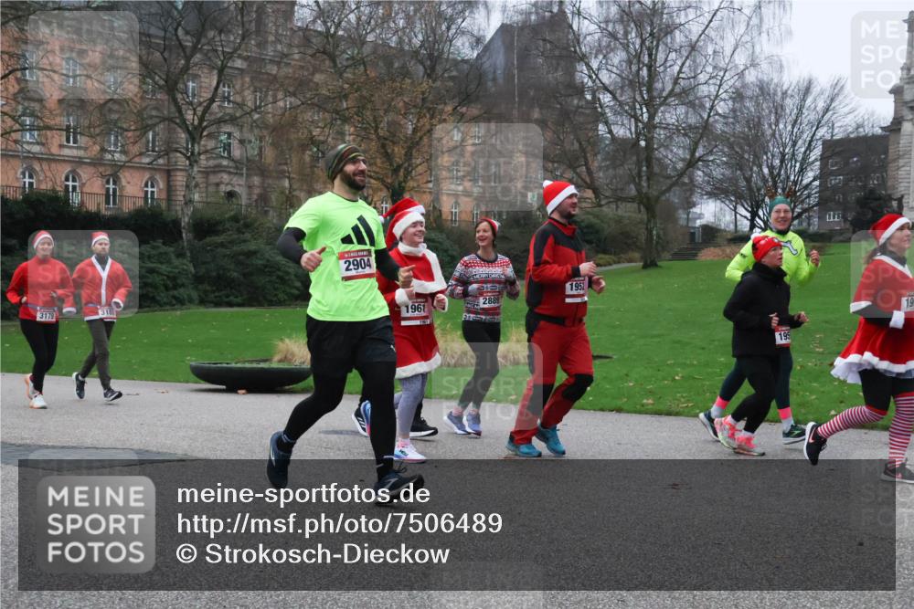 08.12.2024 - St. Pauli X-Mass-Run No. 14 Strokosch-Dieckow http://msf.ph/oto/7506489 08.12.2024 09:42:50 Laufen 3179, 3180, 2904, 1961, 1961, 2889, 1952, 195, 19 meine-sportfotos.de