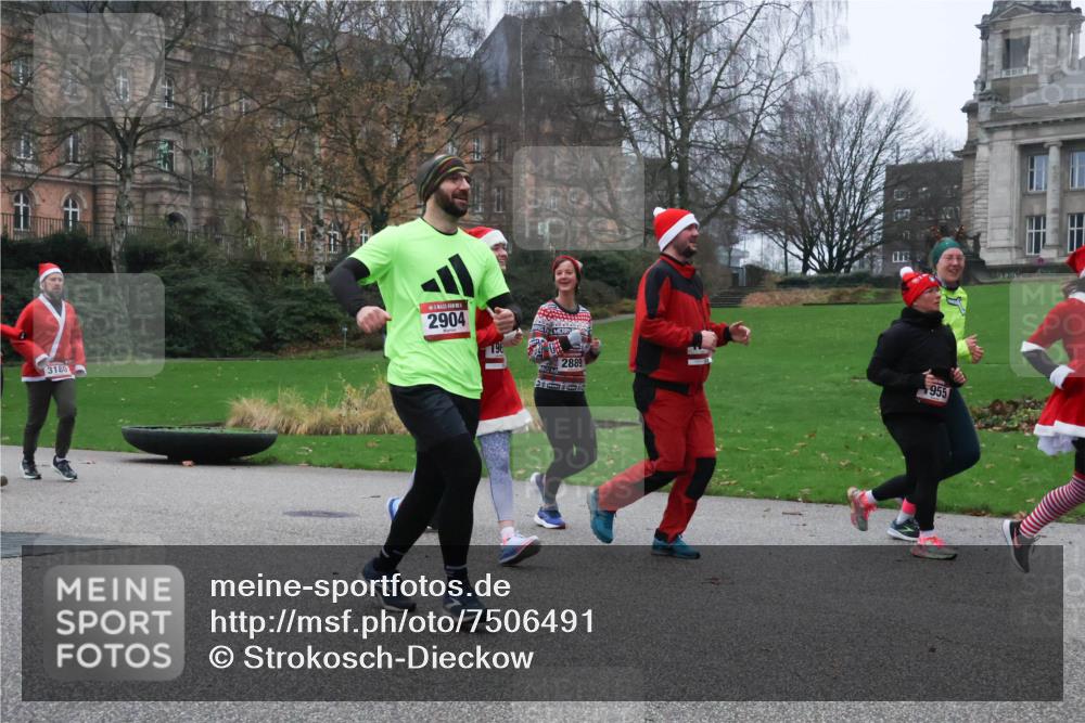 08.12.2024 - St. Pauli X-Mass-Run No. 14 Strokosch-Dieckow http://msf.ph/oto/7506491 08.12.2024 09:42:51 Laufen 3180, 2904, 2889, 955 meine-sportfotos.de