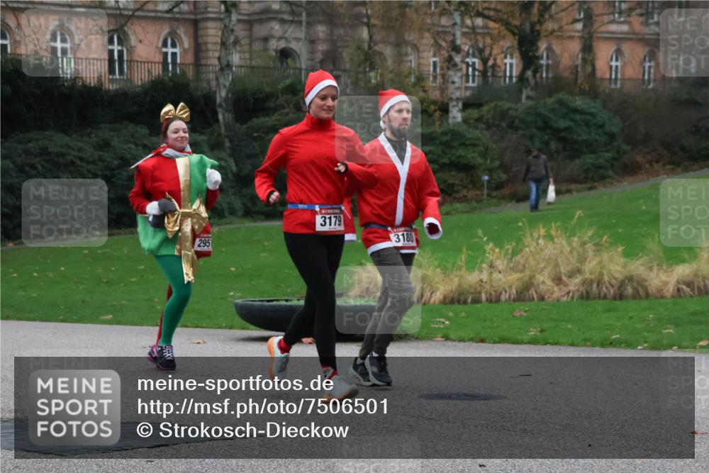 08.12.2024 - St. Pauli X-Mass-Run No. 14 Strokosch-Dieckow http://msf.ph/oto/7506501 08.12.2024 09:42:52 Laufen 295, 3179, 3180 meine-sportfotos.de