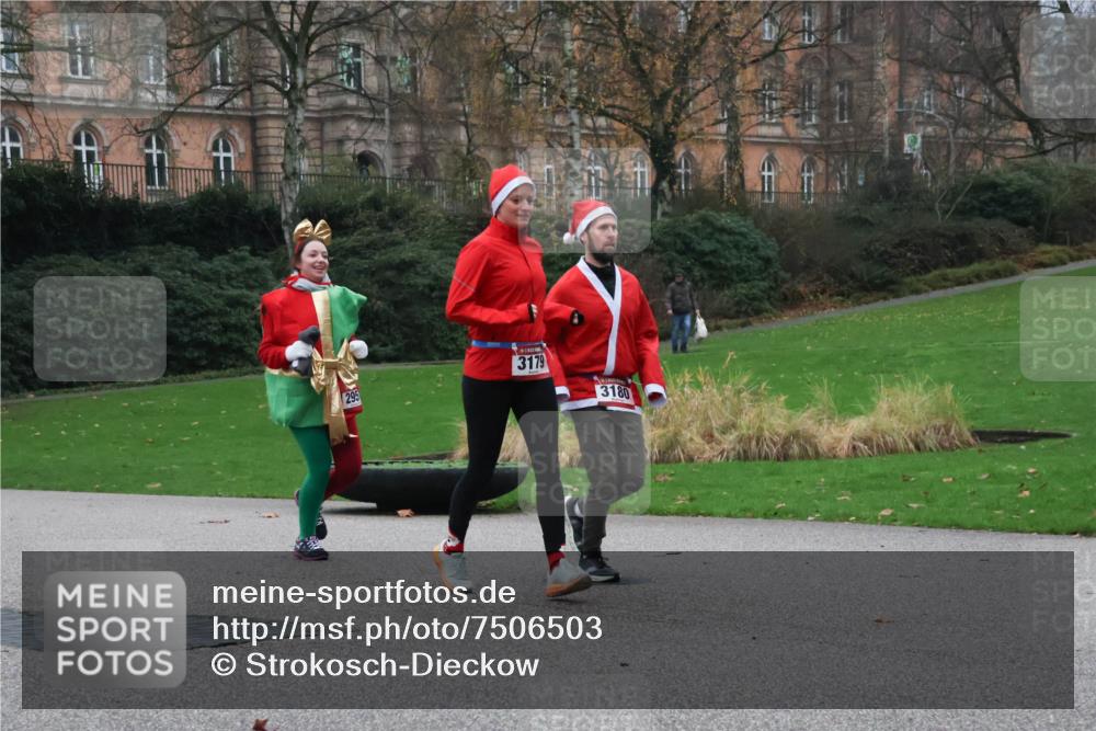 08.12.2024 - St. Pauli X-Mass-Run No. 14 Strokosch-Dieckow http://msf.ph/oto/7506503 08.12.2024 09:42:52 Laufen 295, 3179, 3180 meine-sportfotos.de