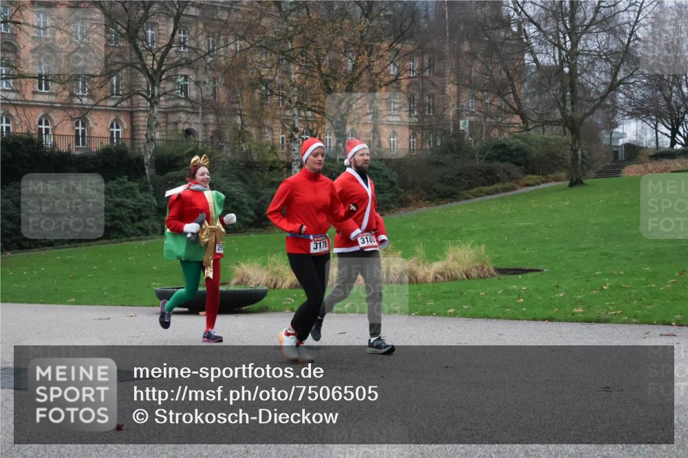 08.12.2024 - St. Pauli X-Mass-Run No. 14 Strokosch-Dieckow http://msf.ph/oto/7506505 08.12.2024 09:42:52 Laufen 296, 3179, 3180 meine-sportfotos.de