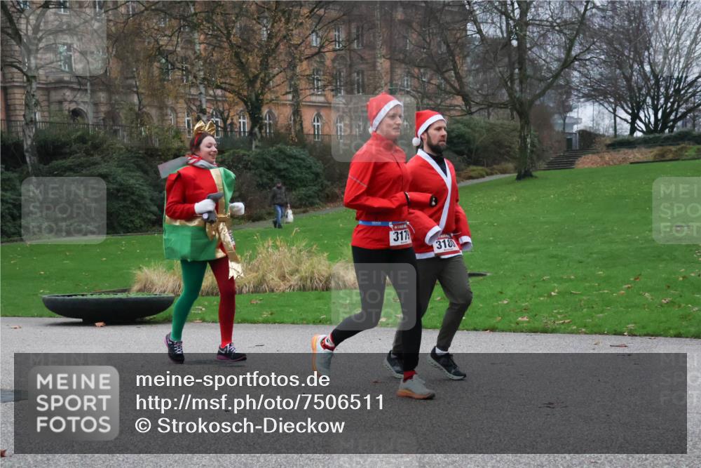 08.12.2024 - St. Pauli X-Mass-Run No. 14 Strokosch-Dieckow http://msf.ph/oto/7506511 08.12.2024 09:42:53 Laufen 3179, 3180 meine-sportfotos.de