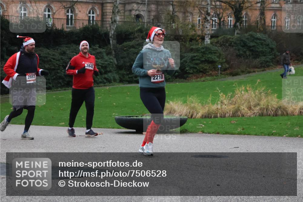 08.12.2024 - St. Pauli X-Mass-Run No. 14 Strokosch-Dieckow http://msf.ph/oto/7506528 08.12.2024 09:42:55 Laufen 2663, 2848, 2210 meine-sportfotos.de