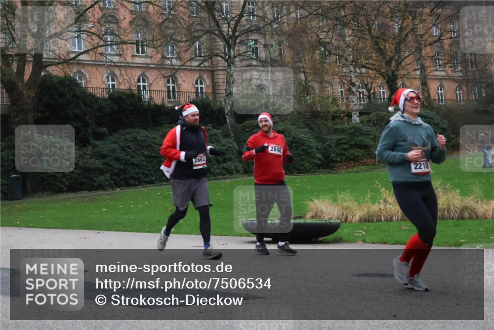 08.12.2024 - St. Pauli X-Mass-Run No. 14 Strokosch-Dieckow http://msf.ph/oto/7506534 08.12.2024 09:42:56 Laufen 2663, 2848, 2210 meine-sportfotos.de