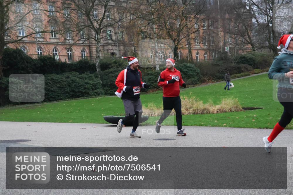 08.12.2024 - St. Pauli X-Mass-Run No. 14 Strokosch-Dieckow http://msf.ph/oto/7506541 08.12.2024 09:42:57 Laufen 2663, 2848 meine-sportfotos.de