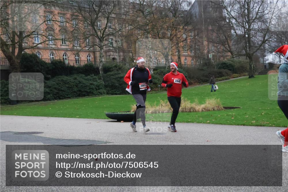 08.12.2024 - St. Pauli X-Mass-Run No. 14 Strokosch-Dieckow http://msf.ph/oto/7506545 08.12.2024 09:42:57 Laufen 2663, 2848 meine-sportfotos.de