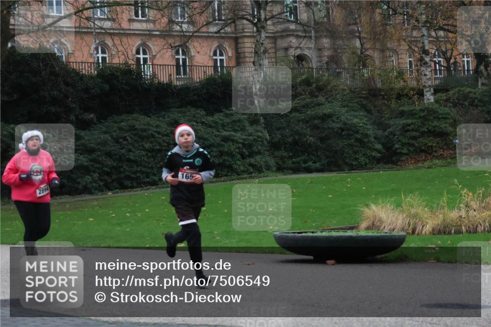 08.12.2024 - St. Pauli X-Mass-Run No. 14 Strokosch-Dieckow http://msf.ph/oto/7506549 08.12.2024 09:42:59 Laufen 2894, 165 meine-sportfotos.de