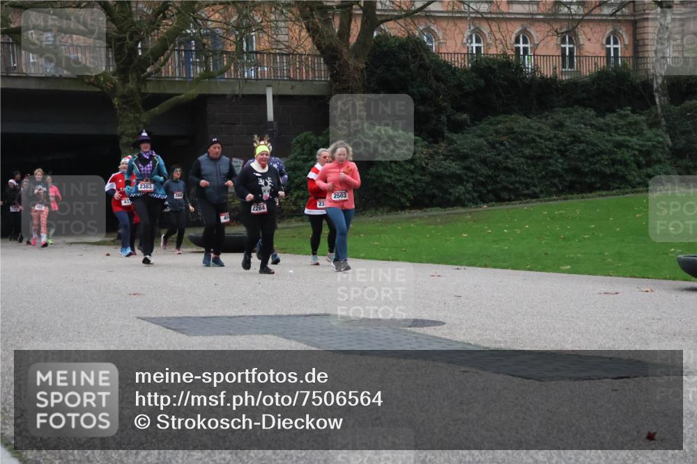 08.12.2024 - St. Pauli X-Mass-Run No. 14 Strokosch-Dieckow http://msf.ph/oto/7506564 08.12.2024 09:43:02 Laufen 433, 2383, 2264, 235, 2503 meine-sportfotos.de