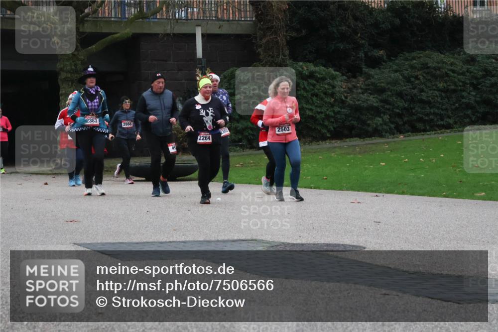 08.12.2024 - St. Pauli X-Mass-Run No. 14 Strokosch-Dieckow http://msf.ph/oto/7506566 08.12.2024 09:43:02 Laufen 2383, 2866, 2382, 2264, 2503, 49 meine-sportfotos.de