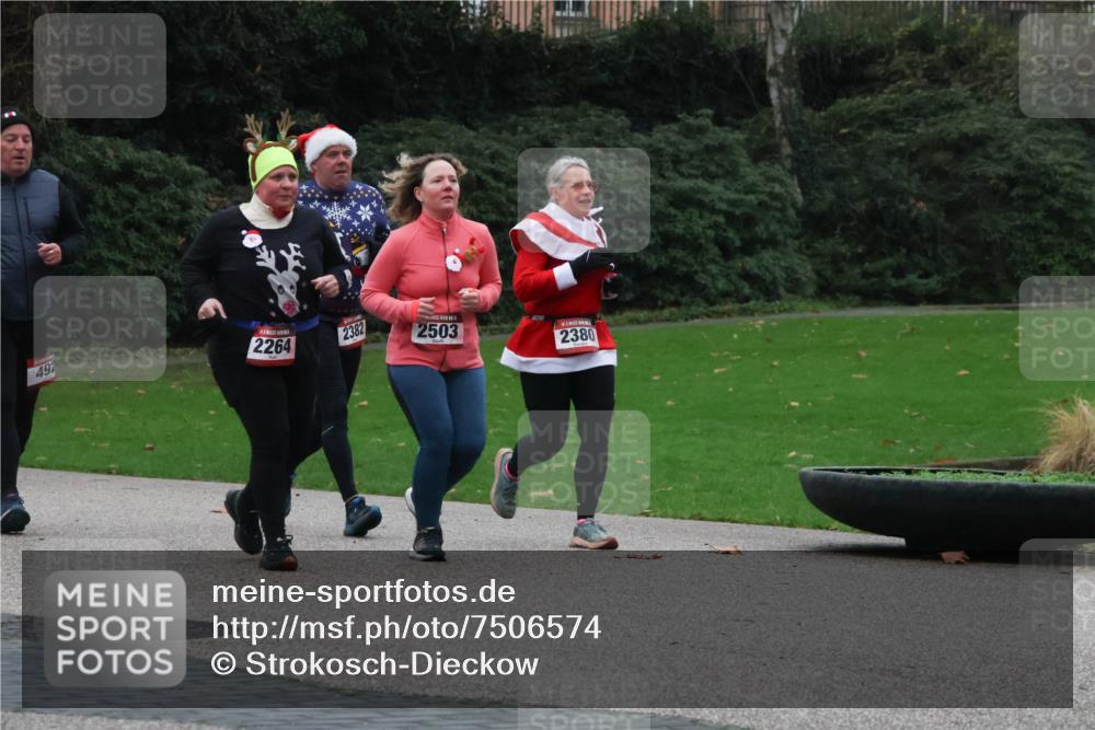 08.12.2024 - St. Pauli X-Mass-Run No. 14 Strokosch-Dieckow http://msf.ph/oto/7506574 08.12.2024 09:43:04 Laufen 492, 2264, 2382, 2503, 2380 meine-sportfotos.de
