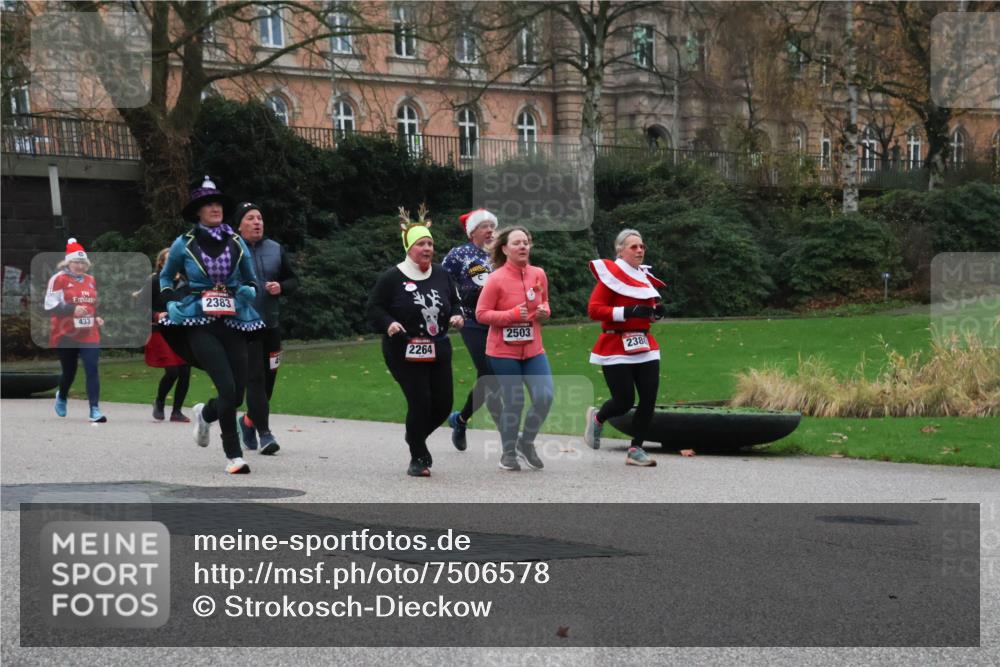 08.12.2024 - St. Pauli X-Mass-Run No. 14 Strokosch-Dieckow http://msf.ph/oto/7506578 08.12.2024 09:43:05 Laufen 433, 2383, 2264, 2503, 2380 meine-sportfotos.de