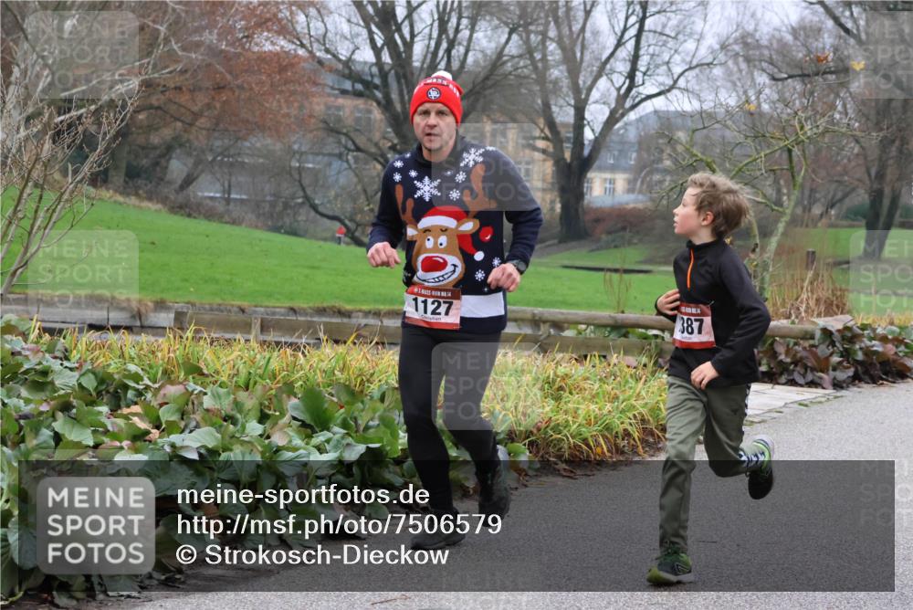 08.12.2024 - St. Pauli X-Mass-Run No. 14 Strokosch-Dieckow http://msf.ph/oto/7506579 08.12.2024 10:47:23 Laufen 7, 14, 1127, 387 meine-sportfotos.de