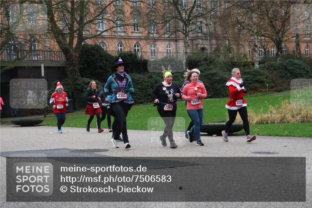 08.12.2024 - St. Pauli X-Mass-Run No. 14 Strokosch-Dieckow http://msf.ph/oto/7506583 08.12.2024 09:43:05 Laufen 433, 2383, 2864, 2503, 2264, 238 meine-sportfotos.de