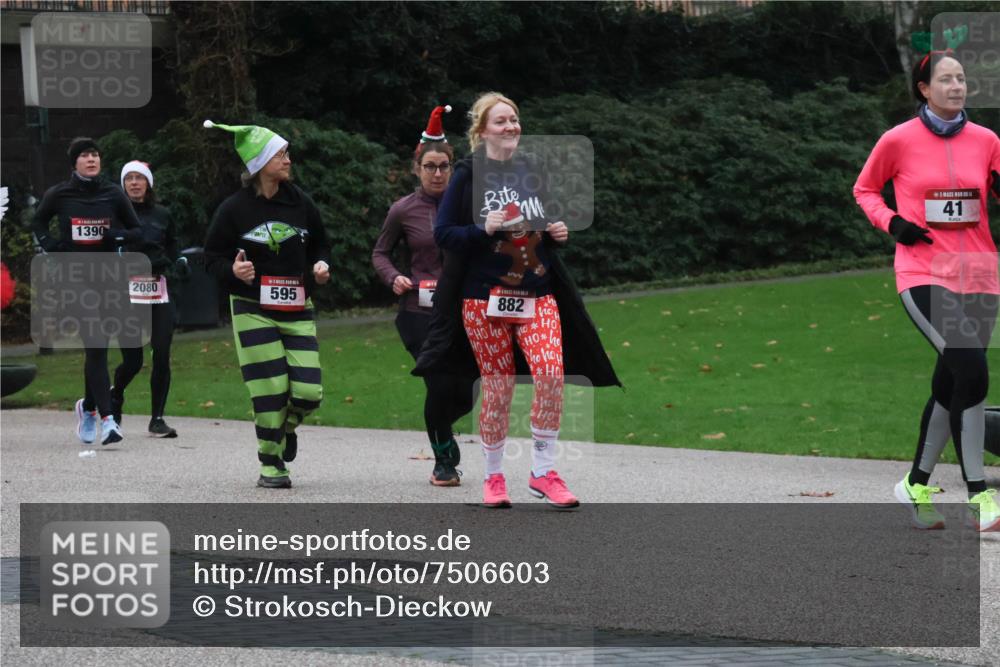 08.12.2024 - St. Pauli X-Mass-Run No. 14 Strokosch-Dieckow http://msf.ph/oto/7506603 08.12.2024 09:43:11 Laufen 1390, 2080, 595, 882, 10, 11, 0, 41 meine-sportfotos.de