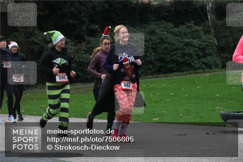 08.12.2024 - St. Pauli X-Mass-Run No. 14 Strokosch-Dieckow http://msf.ph/oto/7506605 08.12.2024 09:43:11 Laufen 1390, 2080, 595, 882 meine-sportfotos.de
