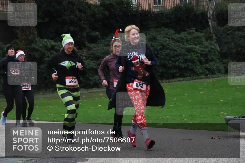 08.12.2024 - St. Pauli X-Mass-Run No. 14 Strokosch-Dieckow http://msf.ph/oto/7506607 08.12.2024 09:43:11 Laufen 1390, 2080, 595, 882 meine-sportfotos.de
