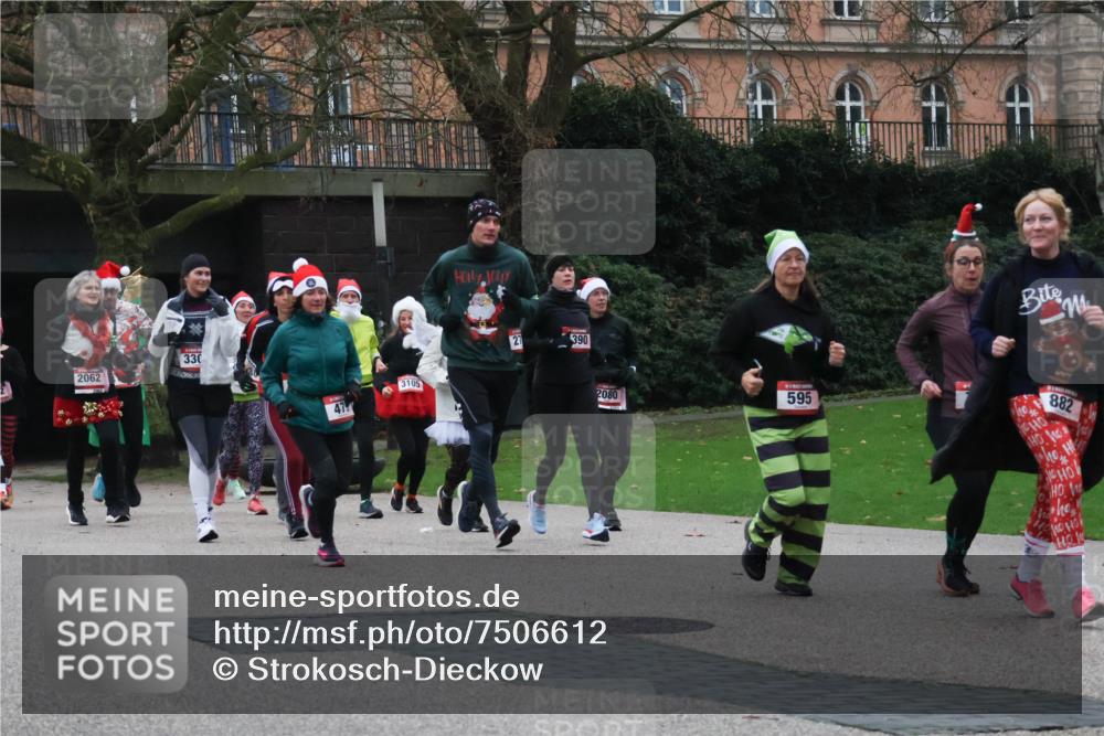 08.12.2024 - St. Pauli X-Mass-Run No. 14 Strokosch-Dieckow http://msf.ph/oto/7506612 08.12.2024 09:43:12 Laufen 2062, 330, 475, 3105, 27, 390, 2080, 595, 882 meine-sportfotos.de