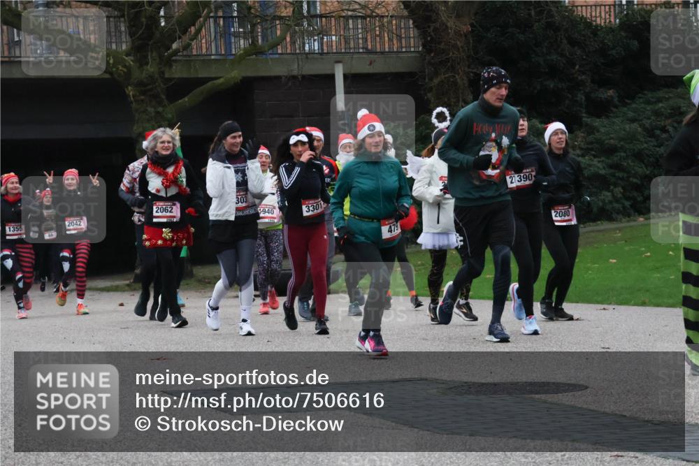 08.12.2024 - St. Pauli X-Mass-Run No. 14 Strokosch-Dieckow http://msf.ph/oto/7506616 08.12.2024 09:43:13 Laufen 1355, 86, 2042, 2062, 303, 940, 3301, 479, 21390, 2080 meine-sportfotos.de