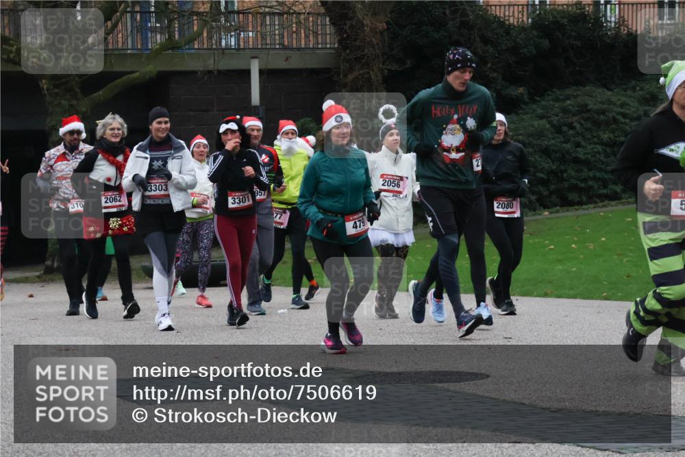 08.12.2024 - St. Pauli X-Mass-Run No. 14 Strokosch-Dieckow http://msf.ph/oto/7506619 08.12.2024 09:43:13 Laufen 310, 2062, 3303, 957, 3301, 77, 2077, 479, 2056, 21, 2080 meine-sportfotos.de