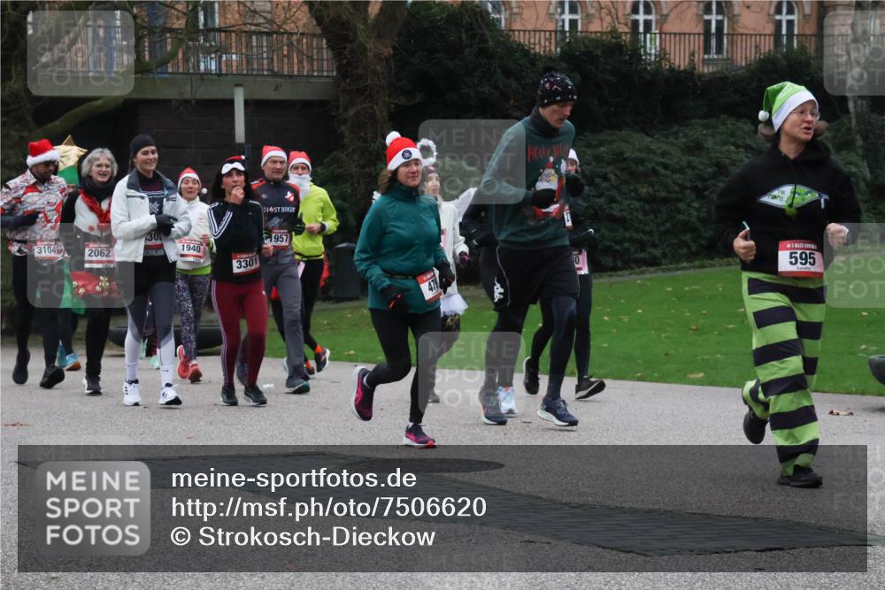 08.12.2024 - St. Pauli X-Mass-Run No. 14 Strokosch-Dieckow http://msf.ph/oto/7506620 08.12.2024 09:43:13 Laufen 30, 3104, 2062, 1940, 3301, 1957, 479, 595 meine-sportfotos.de