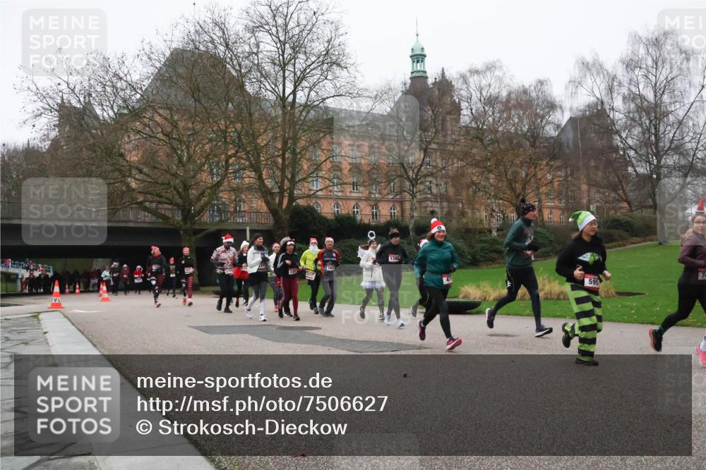 08.12.2024 - St. Pauli X-Mass-Run No. 14 Strokosch-Dieckow http://msf.ph/oto/7506627 08.12.2024 09:43:15 Laufen 330, 1957, 1390, 595 meine-sportfotos.de