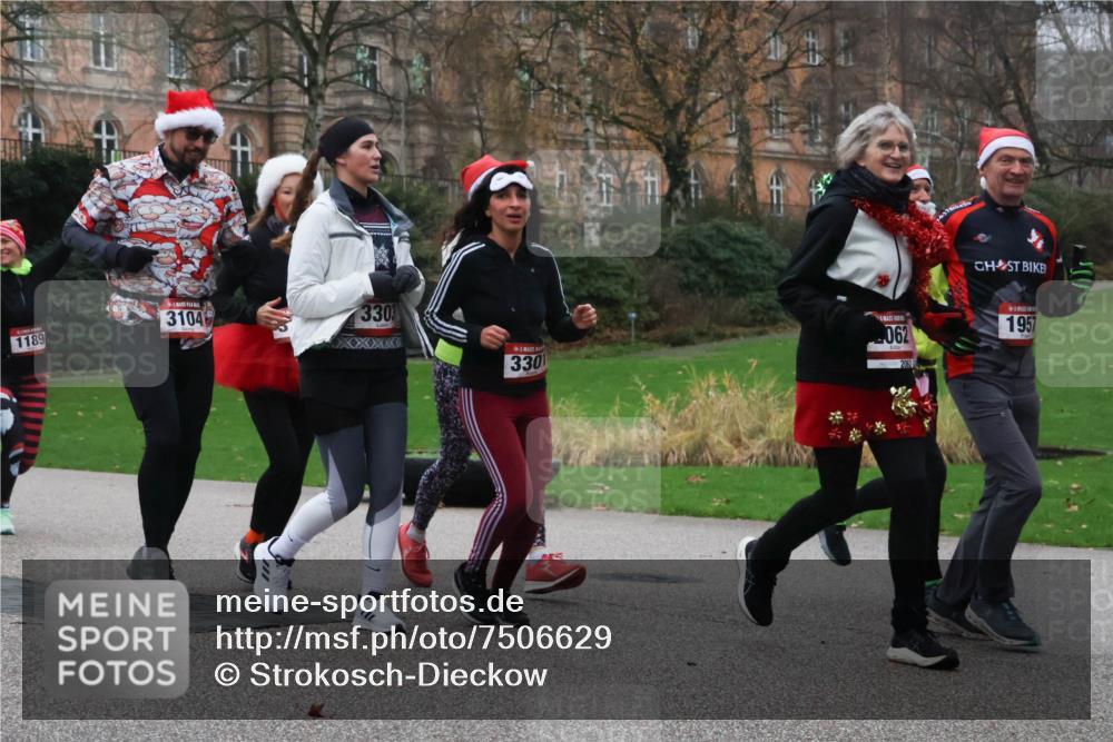 08.12.2024 - St. Pauli X-Mass-Run No. 14 Strokosch-Dieckow http://msf.ph/oto/7506629 08.12.2024 09:43:18 Laufen 1189, 1, 3104, 3303, 330, 062, 1957 meine-sportfotos.de