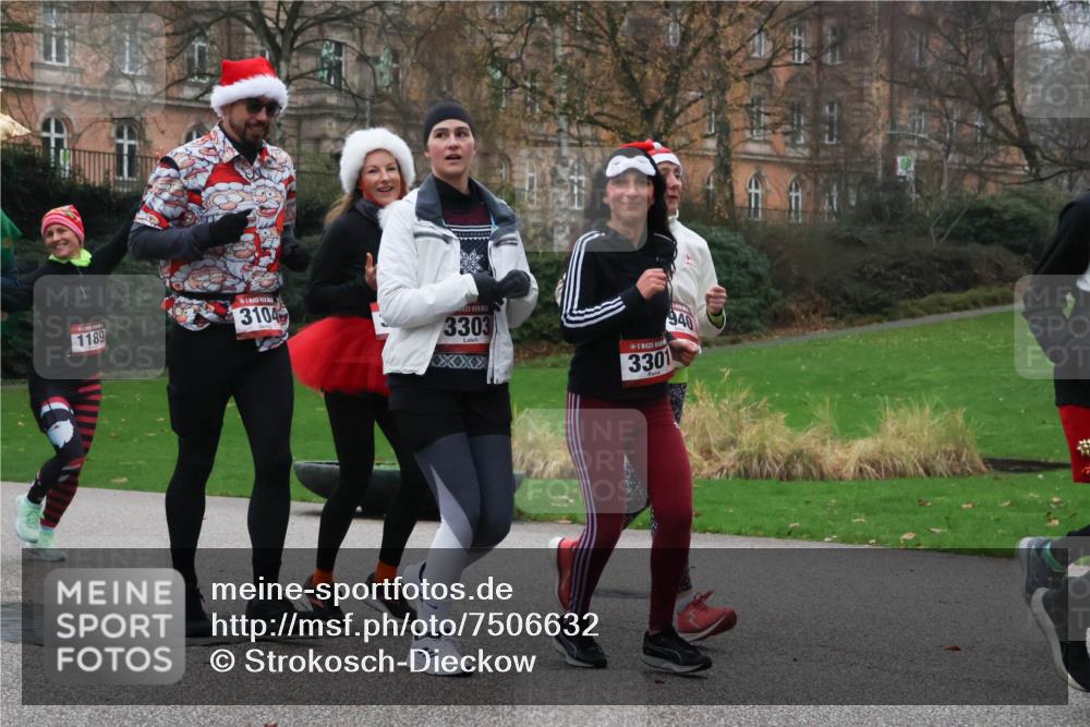 08.12.2024 - St. Pauli X-Mass-Run No. 14 Strokosch-Dieckow http://msf.ph/oto/7506632 08.12.2024 09:43:18 Laufen 1189, 3104, 3303, 940, 3301 meine-sportfotos.de