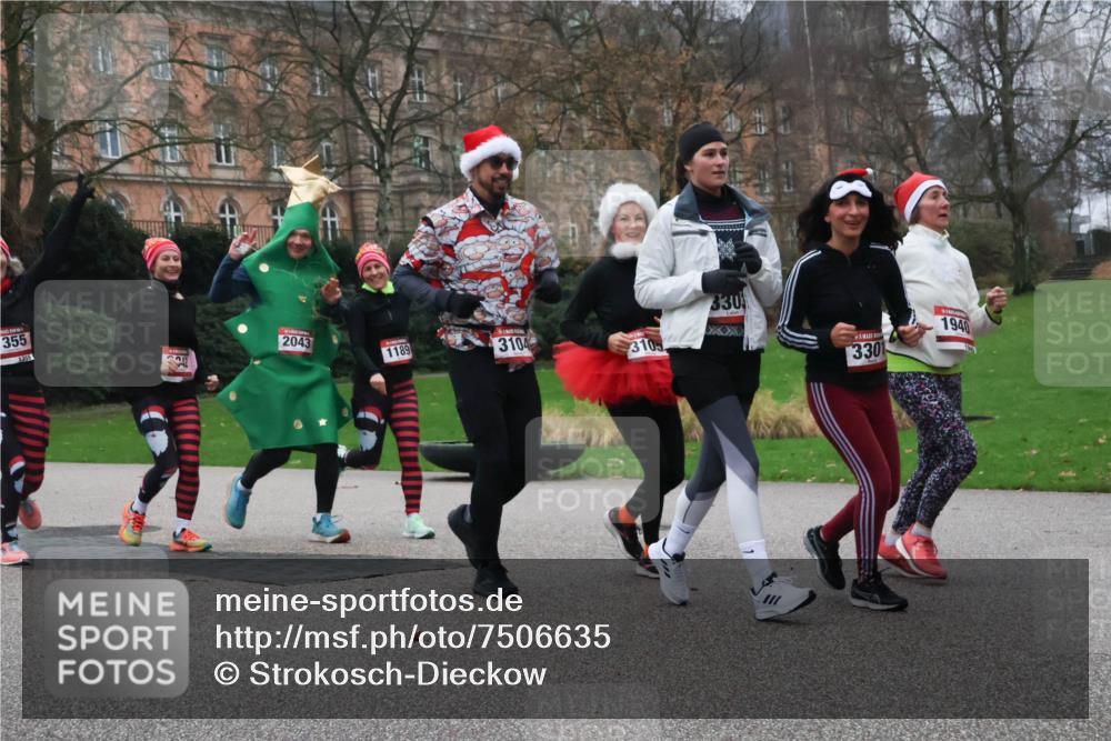 08.12.2024 - St. Pauli X-Mass-Run No. 14 Strokosch-Dieckow http://msf.ph/oto/7506635 08.12.2024 09:43:19 Laufen 355, 1355, 2043, 1189, 3104, 3105, 330, 3301, 1940 meine-sportfotos.de