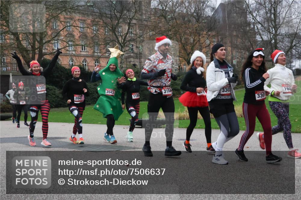 08.12.2024 - St. Pauli X-Mass-Run No. 14 Strokosch-Dieckow http://msf.ph/oto/7506637 08.12.2024 09:43:19 Laufen 25, 1355, 2043, 3104, 2042, 1189, 3303, 3301, 194 meine-sportfotos.de