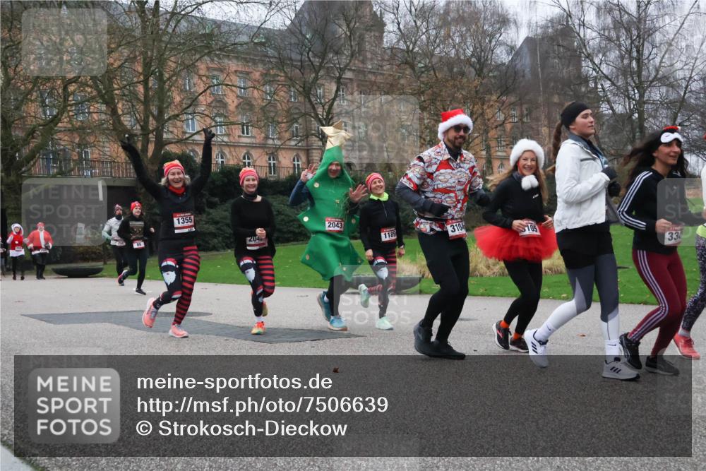 08.12.2024 - St. Pauli X-Mass-Run No. 14 Strokosch-Dieckow http://msf.ph/oto/7506639 08.12.2024 09:43:19 Laufen 1355, 204, 2043, 1189, 3104, 105, 330 meine-sportfotos.de