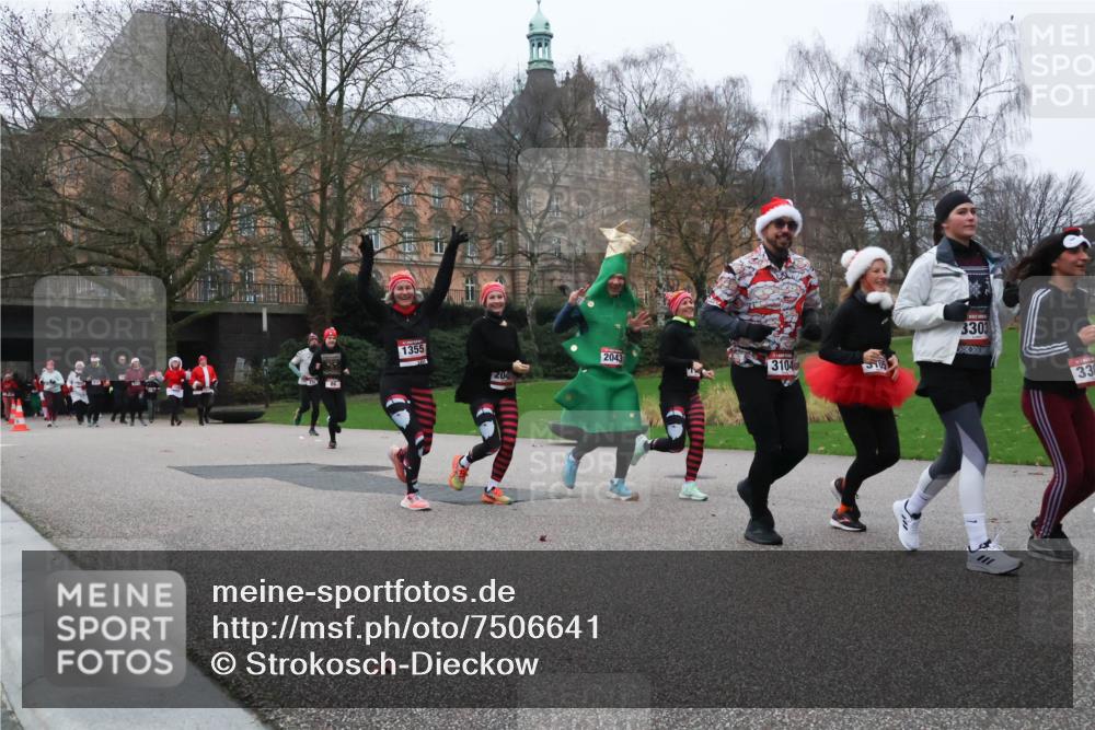 08.12.2024 - St. Pauli X-Mass-Run No. 14 Strokosch-Dieckow http://msf.ph/oto/7506641 08.12.2024 09:43:19 Laufen 1355, 204, 3303, 2043, 3104, 330 meine-sportfotos.de