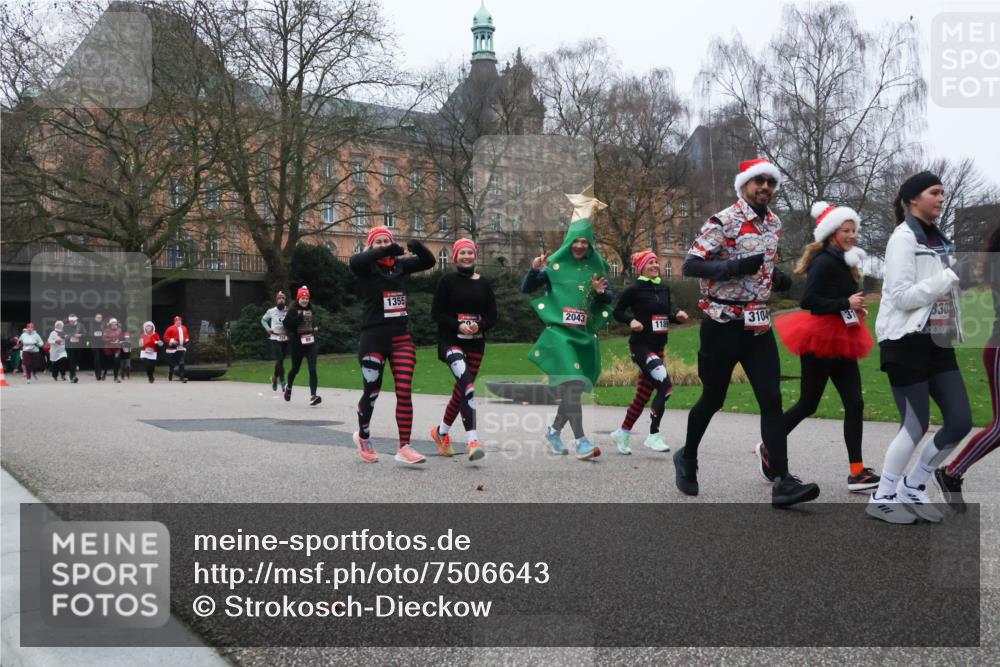 08.12.2024 - St. Pauli X-Mass-Run No. 14 Strokosch-Dieckow http://msf.ph/oto/7506643 08.12.2024 09:43:20 Laufen 1355, 2043, 3104, 830, 1189 meine-sportfotos.de