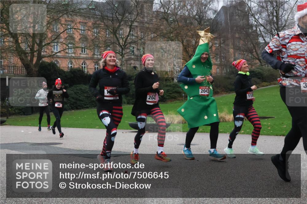 08.12.2024 - St. Pauli X-Mass-Run No. 14 Strokosch-Dieckow http://msf.ph/oto/7506645 08.12.2024 09:43:20 Laufen 86, 1355, 2042, 2043, 1189, 3 meine-sportfotos.de
