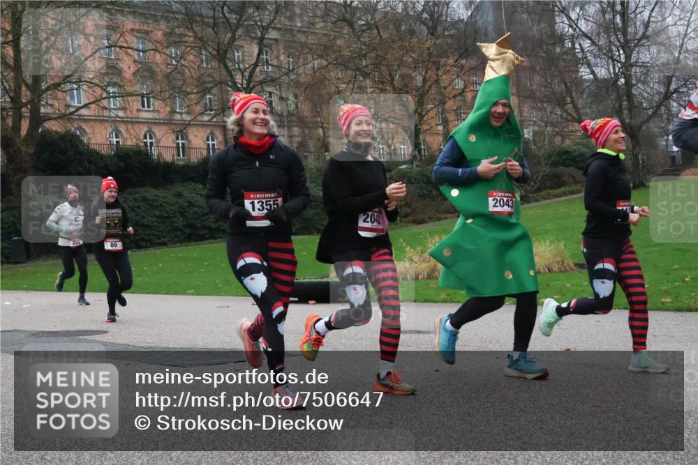 08.12.2024 - St. Pauli X-Mass-Run No. 14 Strokosch-Dieckow http://msf.ph/oto/7506647 08.12.2024 09:43:20 Laufen 258, 86, 1355, 204, 2043 meine-sportfotos.de