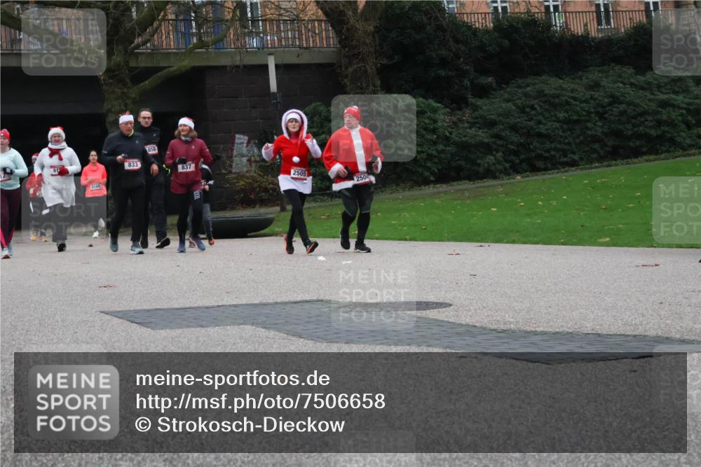 08.12.2024 - St. Pauli X-Mass-Run No. 14 Strokosch-Dieckow http://msf.ph/oto/7506658 08.12.2024 09:43:22 Laufen 3166, 833, 856, 837, 2505, 250 meine-sportfotos.de