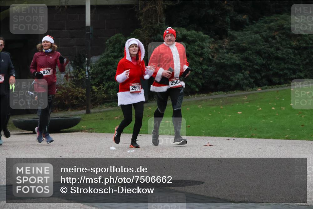 08.12.2024 - St. Pauli X-Mass-Run No. 14 Strokosch-Dieckow http://msf.ph/oto/7506662 08.12.2024 09:43:23 Laufen 3, 837, 2505, 2504 meine-sportfotos.de