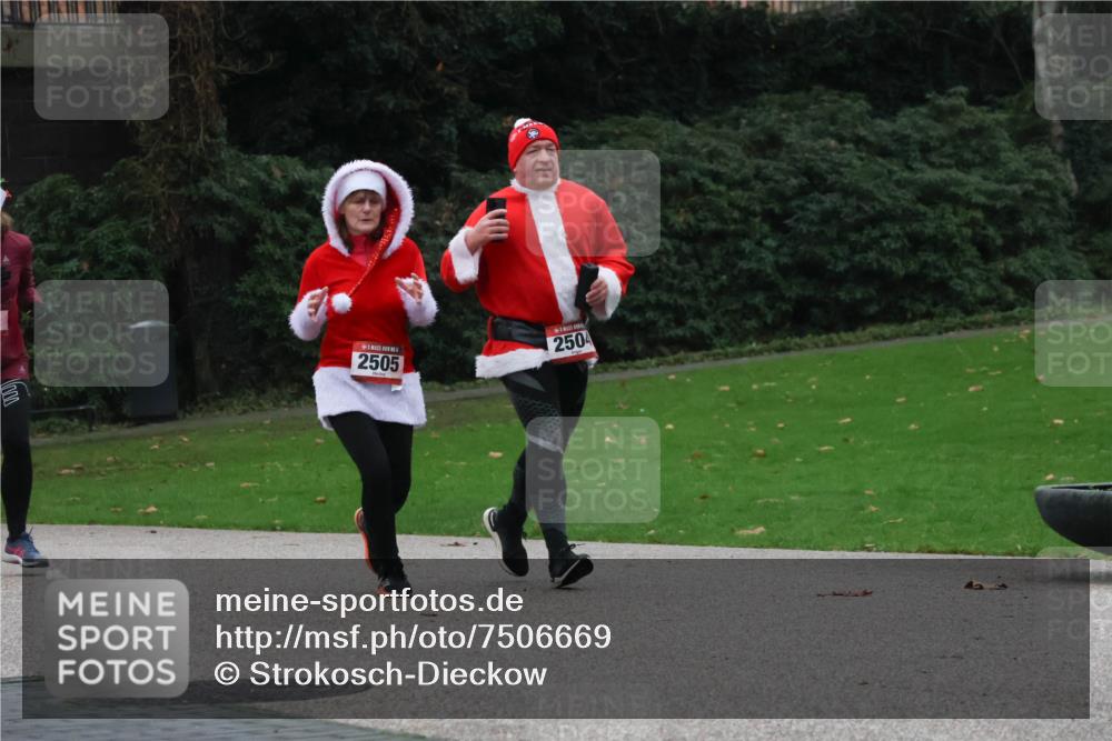 08.12.2024 - St. Pauli X-Mass-Run No. 14 Strokosch-Dieckow http://msf.ph/oto/7506669 08.12.2024 09:43:24 Laufen 2505, 2504 meine-sportfotos.de