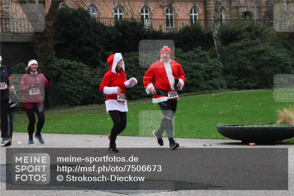 08.12.2024 - St. Pauli X-Mass-Run No. 14 Strokosch-Dieckow http://msf.ph/oto/7506673 08.12.2024 09:43:25 Laufen 333, 837, 2505, 2504 meine-sportfotos.de
