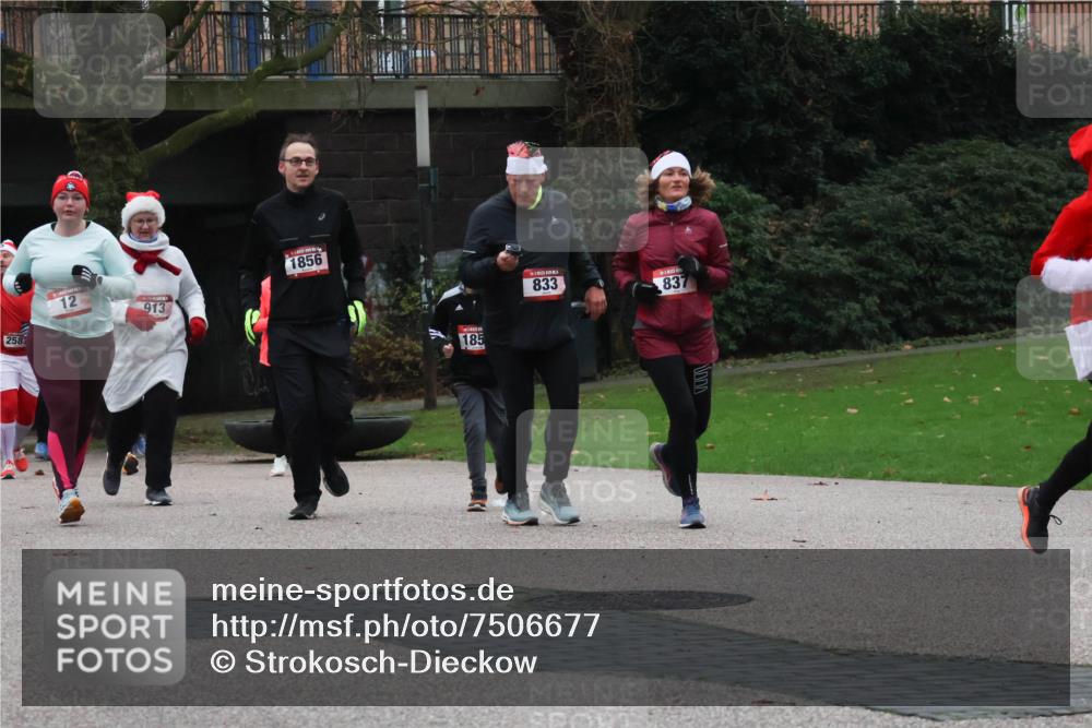 08.12.2024 - St. Pauli X-Mass-Run No. 14 Strokosch-Dieckow http://msf.ph/oto/7506677 08.12.2024 09:43:25 Laufen 2587, 12, 913, 1856, 185, 833, 837 meine-sportfotos.de