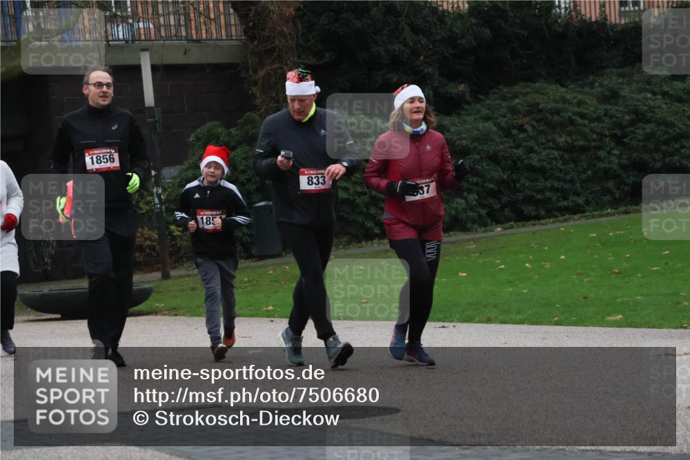 08.12.2024 - St. Pauli X-Mass-Run No. 14 Strokosch-Dieckow http://msf.ph/oto/7506680 08.12.2024 09:43:26 Laufen 1856, 18, 833, 37 meine-sportfotos.de