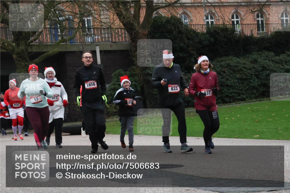 08.12.2024 - St. Pauli X-Mass-Run No. 14 Strokosch-Dieckow http://msf.ph/oto/7506683 08.12.2024 09:43:26 Laufen 2587, 12, 913, 1856, 85, 833, 937 meine-sportfotos.de