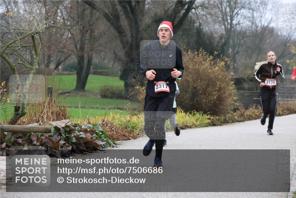 08.12.2024 - St. Pauli X-Mass-Run No. 14 Strokosch-Dieckow http://msf.ph/oto/7506686 08.12.2024 10:48:57 Laufen 2317, 2139 meine-sportfotos.de
