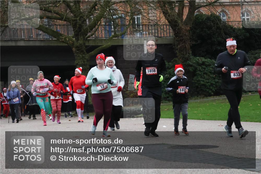 08.12.2024 - St. Pauli X-Mass-Run No. 14 Strokosch-Dieckow http://msf.ph/oto/7506687 08.12.2024 09:43:27 Laufen 1251, 2587, 12, 1856, 185, 833 meine-sportfotos.de