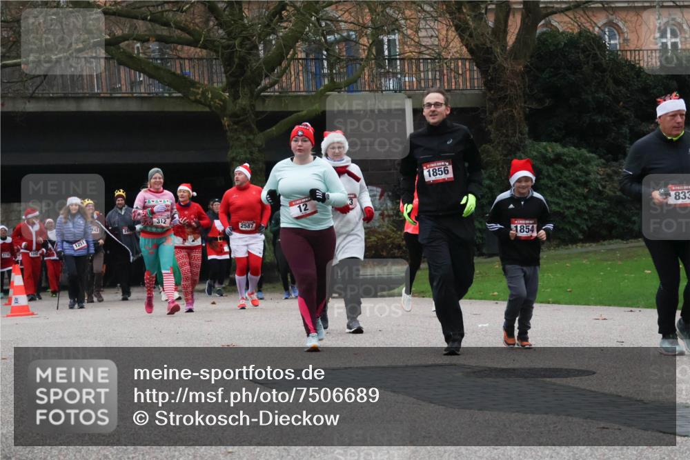 08.12.2024 - St. Pauli X-Mass-Run No. 14 Strokosch-Dieckow http://msf.ph/oto/7506689 08.12.2024 09:43:27 Laufen 2754, 10, 1251, 843, 312, 2587, 12, 1856, 1854, 833 meine-sportfotos.de
