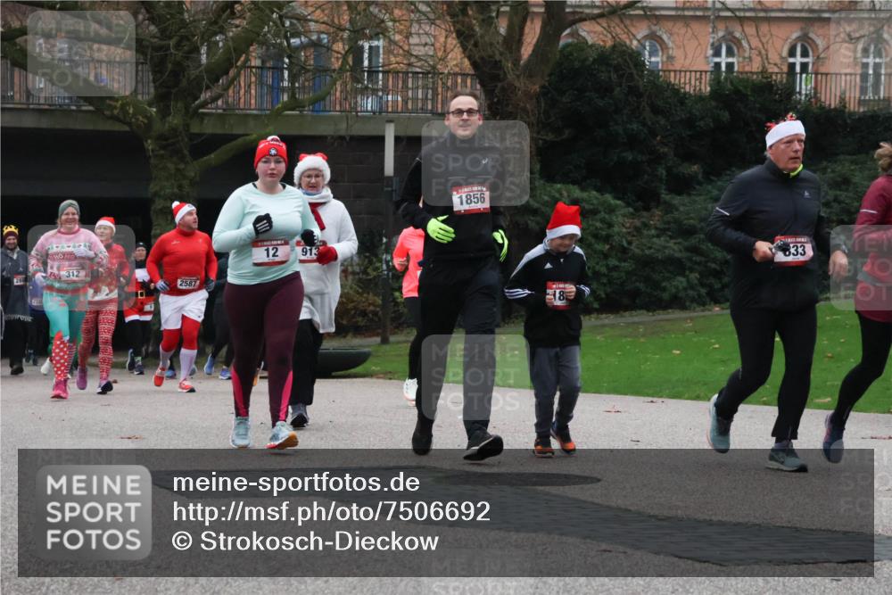 08.12.2024 - St. Pauli X-Mass-Run No. 14 Strokosch-Dieckow http://msf.ph/oto/7506692 08.12.2024 09:43:27 Laufen 12, 4312, 2587, 913, 1856, 18, 633 meine-sportfotos.de
