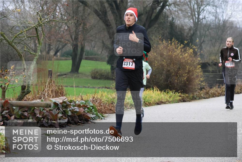08.12.2024 - St. Pauli X-Mass-Run No. 14 Strokosch-Dieckow http://msf.ph/oto/7506693 08.12.2024 10:48:57 Laufen 60, 2317, 2139 meine-sportfotos.de